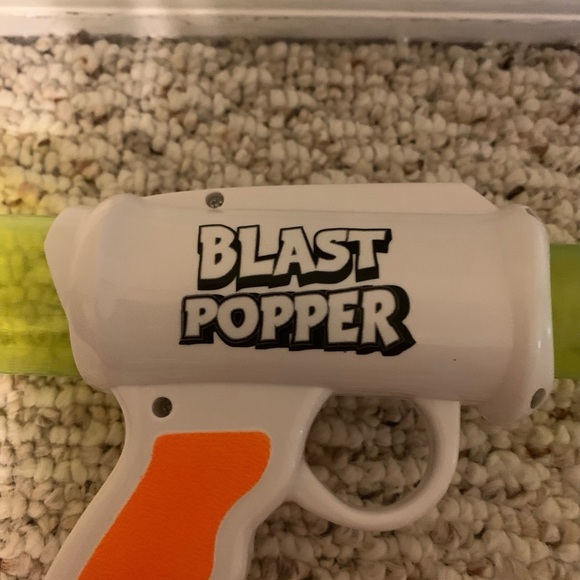 Dave and Busters Blast Popper gun toy, 3 balls - Picture 5 of 5
